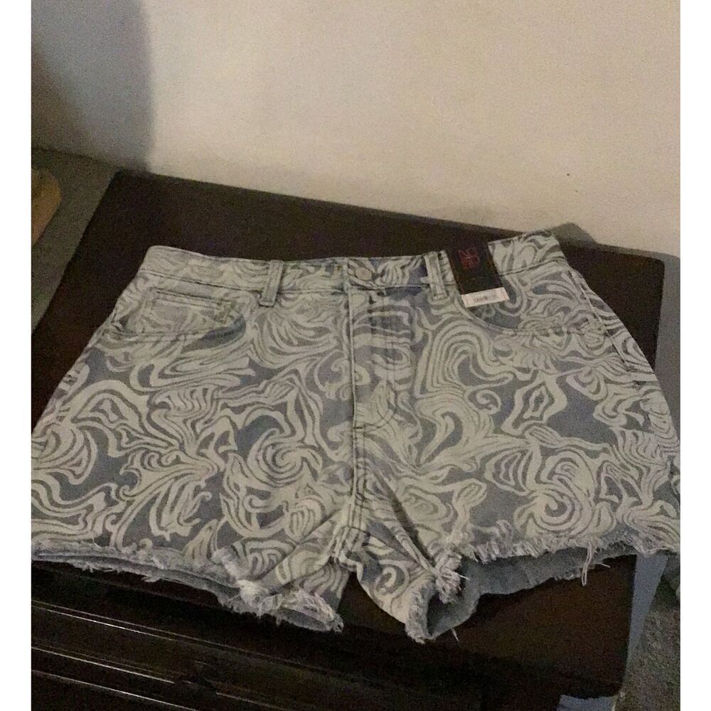 NWT~No Boundaries Paisley Swirl Design Distressed Denim Shorts Sz 11